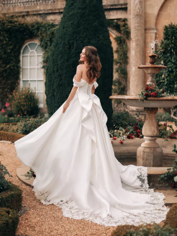 Gaun Ball Gown dengan detail pita besar